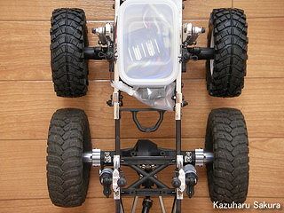 Axial(アキシャル)・SCX10・ジープ ラングラー G6 製作記 ～ SCX10 と ソウバック（SAWBACK） のシャーシ比較 ～ シャーシの幅